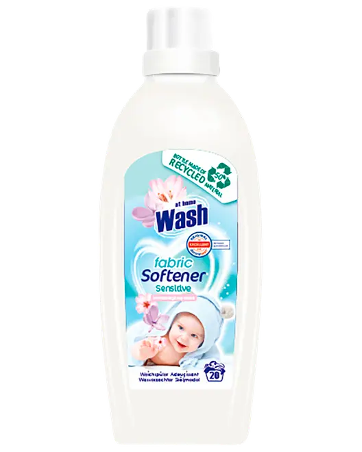 Hvid flaske med At Home Wash Sensitive skyllemiddel, babybillede, genanvendt flaske-etiket og til 20 vaske.