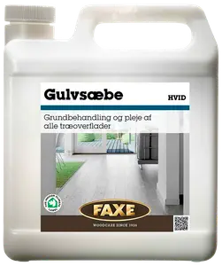 FAXE Hvid Gulvsæbe i plastdunk, til grundbehandling og pleje af alle træoverflader. Egnet til indendørs brug, med håndtag og skruelåg.