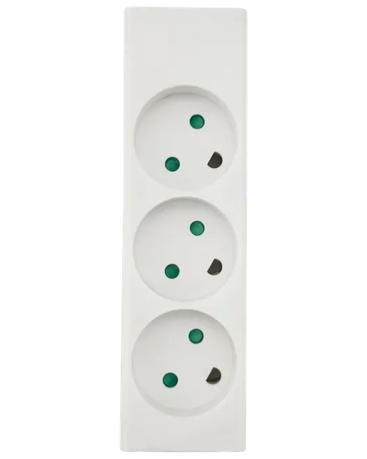 Hvid stikdåse med tre runde europæiske stikudtag, hver med grønne sikkerhedslåger. Velegnet til tilslutning af flere elektriske apparater. Kompakt, rektangulært design.
