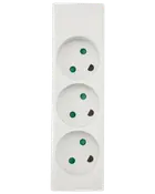 Hvid stikdåse med tre runde europæiske stikudtag, hver med grønne sikkerhedslåger. Velegnet til tilslutning af flere elektriske apparater. Kompakt, rektangulært design.