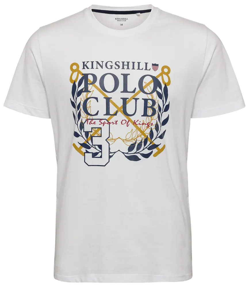 Vit kortärmad t-shirt med "Kingshill Polo Club"-tryck, lagerkrans, korsade poloklubbor, siffran 3 och texten "The Spirit Of Kings" framtill. Rund hals.