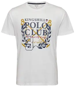 Vit kortärmad t-shirt med "Kingshill Polo Club"-tryck, lagerkrans, korsade poloklubbor, siffran 3 och texten "The Spirit Of Kings" framtill. Rund hals.