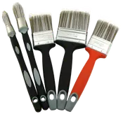 Sæt med fem pensler med syntetiske børster, forskellige bredder, ergonomiske sorte og røde håndtag med greb og metalbånd. Velegnet til maler- og dekorationsopgaver.