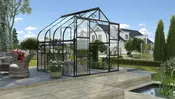 Växthus i glas med svart metallram, sadeltak och dubbeldörrar. Hyllor med krukväxter inuti. Modernt, transparent design för maximalt solljus.