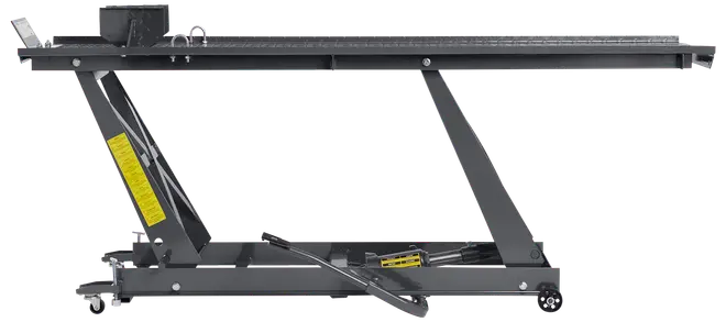 Robust motorcykelløftebord i stål med hydraulisk fodpumpe, skridsikker platform, sikkerhedslås og hjul for nem mobilitet. Ideel til løft og service af motorcykler.