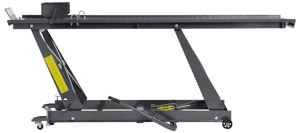 Robust motorcykelløftebord i stål med hydraulisk fodpumpe, skridsikker platform, sikkerhedslås og hjul for nem mobilitet. Ideel til løft og service af motorcykler.