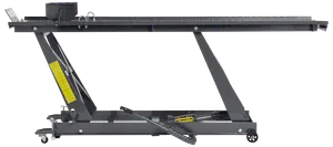 Robust motorcykelløftebord i stål med hydraulisk fodpumpe, skridsikker platform, sikkerhedslås og hjul for nem mobilitet. Ideel til løft og service af motorcykler.