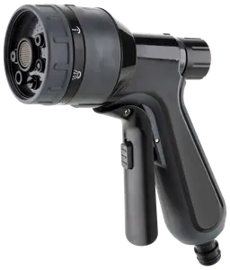 Sort og grå haveslange-sprøjtedyse med ergonomisk håndtag, justerbare sprayindstillinger og låsefunktion. Fremstillet i holdbar plast, passer til standard haveslanger, velegnet til vanding.