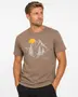 Brun t-shirt med korte ærmer, bjerg- og træmotiv samt gul sol. "360 Outdoor" tekst på fronten. Rund hals, afslappet pasform, ideel til udendørs aktiviteter. - Billedet er skabt med AI