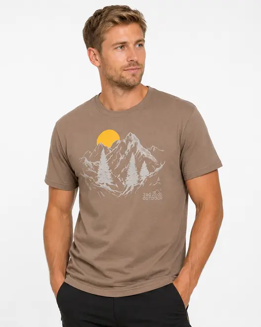 Brun t-shirt med korte ærmer, bjerg- og træmotiv samt gul sol. "360 Outdoor" tekst på fronten. Rund hals, afslappet pasform, ideel til udendørs aktiviteter. - Billedet er skabt med AI