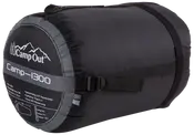 Sort CampOut Camp-1300 sovepose i kompakt, cylindrisk bæretaske med kompressionsstropper, logo og produktinformation trykt på enden. Velegnet til camping og udendørs brug.