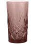 Høj, lyserød glas tumbler med indviklet diamant- og blomsterudskæring nederst. Glat kant og cylindrisk form, velegnet til servering af vand eller drikkevarer.