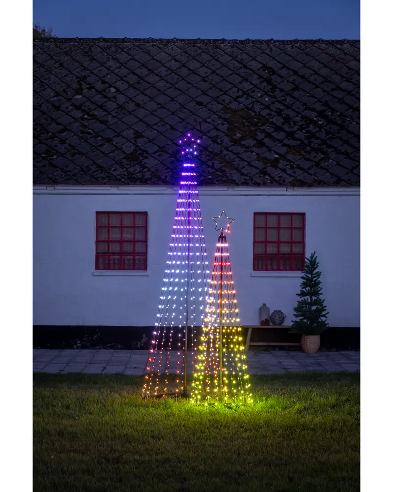 Set med två utomhus LED-konformade julgranar, flerfärgade lampor, metallram, en med stjärntopp. Passar trädgård eller gård. Olika höjder för dekorativ variation.