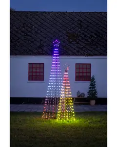 Set med två utomhus LED-konformade julgranar, flerfärgade lampor, metallram, en med stjärntopp. Passar trädgård eller gård. Olika höjder för dekorativ variation.