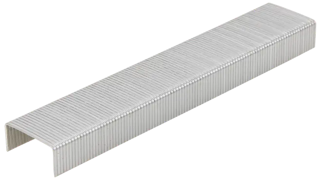 En rad silverfärgade metallklamrar, prydligt uppradade och sammanfogade, avsedda för vanlig häftapparat. Varje klammer är rektangulär med spetsiga ändar.