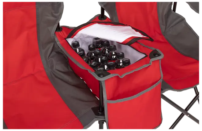 Rød og grå foldestol med indbygget isoleret kølerum, lynlåslåg og flere drikkeflasker indeni. Køleren sidder mellem to sæder for nem adgang.
