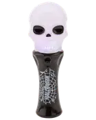 Svart ficklampa i plast med Halloween-tema, vitt spindelnät och texten 'HALLOWEEN' på handtaget. Liten, cylindrisk, batteridriven och lätt att hålla.