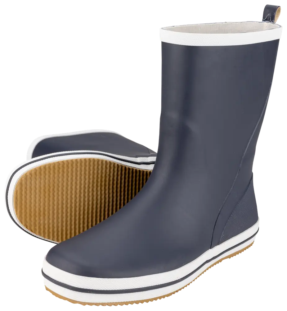 Marineblå gummistøvler med hvid kant, mellemhøje, skridsikker lysebrun sål, trækstrop bagpå og vandtæt design, ideel til regnvejr.