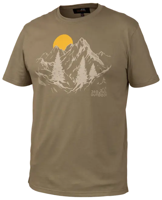 Khaki kortærmet t-shirt med bjerg- og fyrretræsgrafik samt gul sol. "360 Outdoor" tekst og logo foran. Rund hals, afslappet pasform.