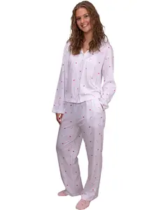 Dam-pyjamaset med långärmad tröja och byxor, vitt tyg med små röda polkagrisar, knappar framtill, avslappnad passform, perfekt för sömn och mys.