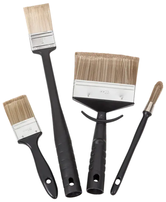 Sæt med fire malerpensler med sorte plasthåndtag og syntetiske børster, forskellige størrelser og former, ideelle til både hjemmebrug og professionelt brug.