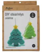DIY-ljusset för att göra två julgransformade ljus med gula stjärnor. Färdig storlek: 6,3 x 8 cm. För åldrar 14+.