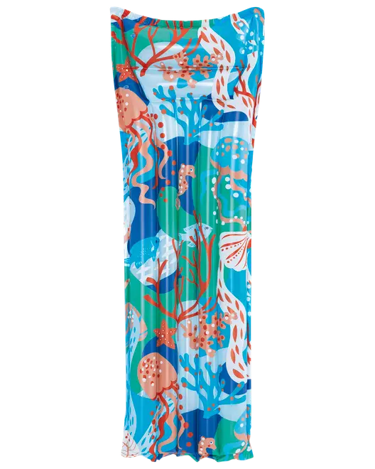 Färgglad strandhandduk med undervattensmotiv av fiskar, koraller, maneter och sjöhästar i blått, grönt, orange och vitt. Tillverkad av mjukt, absorberande tyg.