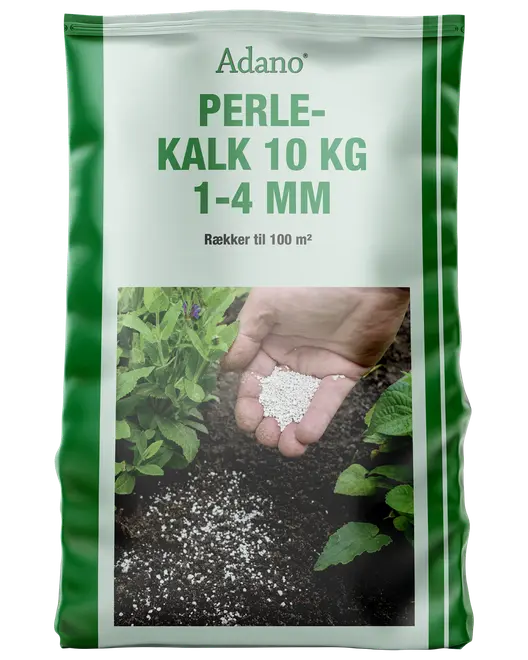 10 kg påse Adano pärlkalk, 1-4 mm granulat, för jordförbättring i trädgården. Räcker till 100 m². Visas utstrött runt växter.