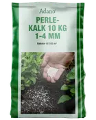 10 kg påse Adano pärlkalk, 1-4 mm granulat, för jordförbättring i trädgården. Räcker till 100 m². Visas utstrött runt växter.
