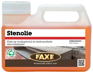 Plastflaske med FAXE Stenolie til pleje og vedligehold af ubehandlede stenoverflader, med skruelåg og hank, mærket til indendørs brug og produktinformation på dansk.