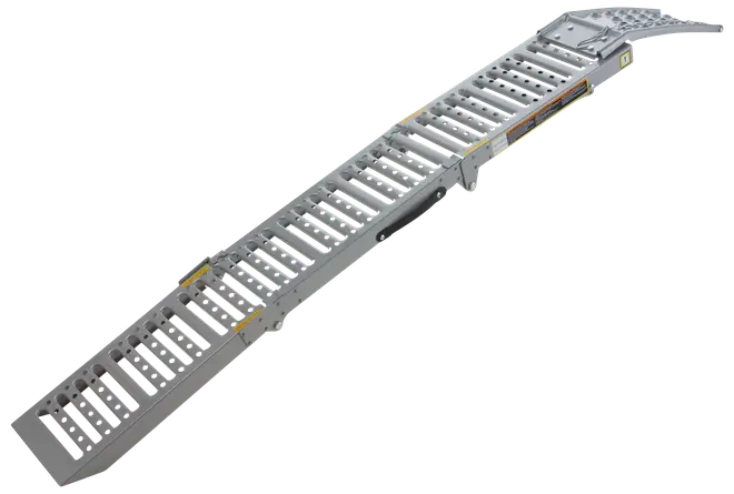 Aluminium læsserampe med perforeret, skridsikker overflade, foldbart design og forhøjede kanter for sikkerhed. Velegnet til læsning af køretøjer eller udstyr på lastbiler eller trailere.