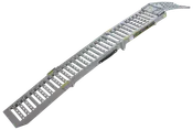 Aluminiumlastningsramp med perforerad, halkfri yta, vikbar design och upphöjda kanter för säkerhet. Passar för lastning av fordon eller utrustning på lastbil eller släp.