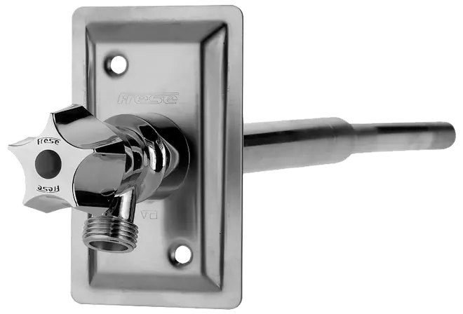 Kromad väggmonterad vinkelventil med stjärnformat handtag, gängad utgång och rektangulär bakplatta. För VVS-installationer, styr vattenflöde. Hållbar metall med blank finish.