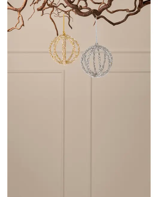Sæt med to kugleformede ophæng, én i guld og én i sølv, lavet af glitrende tråd. Hver har et åbent, geometrisk design, ideel til festlig dekoration.