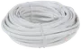 Snoet hvid elektrisk kabel med to synlige kobberledere i enden. Egnet til indendørs installation, fleksibel og holdbar, samlet med plastbånd for nem håndtering.