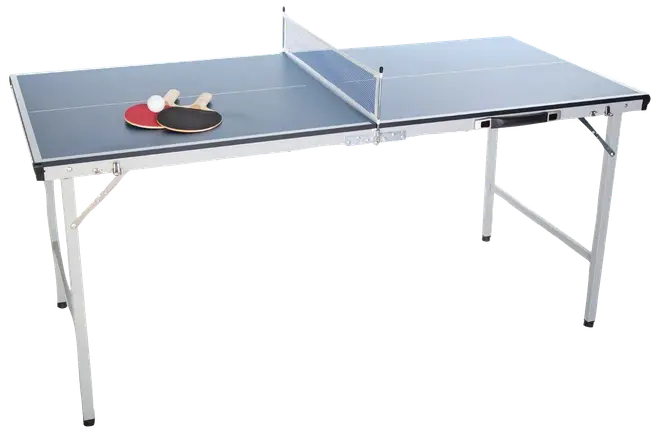 Sammenklappeligt bordtennisbord med blå spilleflade, hvide linjer, metalben og net. To bat (rød og sort) samt to hvide bolde medfølger.