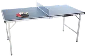 Sammenklappeligt bordtennisbord med blå spilleflade, hvide linjer, metalben og net. To bat (rød og sort) samt to hvide bolde medfølger.