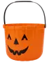 Orange plasthink formad som en pumpa med svart jack-o'-lantern-ansikte och svart handtag, perfekt för Halloween-godis. Lätt och återanvändbar.
