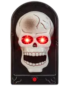 Halloween-dørklokke med hvidt kraniedesign, sort rektangulær ramme, rød knap nederst og diskrete røde LED-lys for en uhyggelig dekoration.