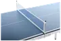 Blåt bordtennisbord med hvid kant, hvid midterlinje og blåt net fastgjort til metalstænger. Robust stel og glat spilleflade til indendørs brug.