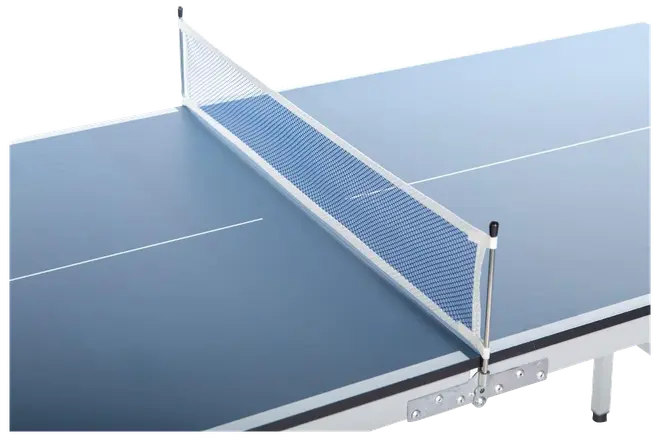 Blåt bordtennisbord med hvid kant, hvid midterlinje og blåt net fastgjort til metalstænger. Robust stel og glat spilleflade til indendørs brug.