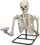 Halloween skeletdekoration med lysende blå øjne, delvis torso og arme, monteret på sort metalstativ. Realistiske knogledetaljer og revner, perfekt til uhyggelig dekoration.