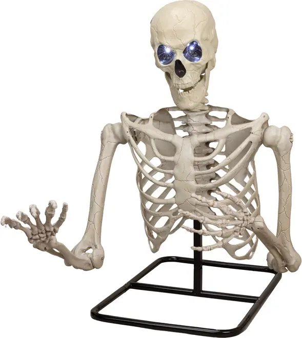 Halloween skeletdekoration med lysende blå øjne, delvis torso og arme, monteret på sort metalstativ. Realistiske knogledetaljer og revner, perfekt til uhyggelig dekoration.