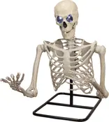 Halloween skeletdekoration med lysende blå øjne, delvis torso og arme, monteret på sort metalstativ. Realistiske knogledetaljer og revner, perfekt til uhyggelig dekoration.