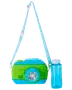Børns boblekamera-legetøj i blå og grøn med justerbar rem, tilhørende bobleflaske og bobleblæser foran. Perfekt til udendørs leg og nem at bære.