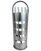 Köksredskapshållare i rostfritt stål med öppna slitsar, innehåller flera redskap. Stadigt handtag och modern design, perfekt för att organisera köksverktyg på bänken.