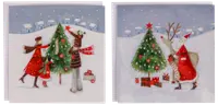 Två tallrikar med jultema, dekorerade med vinterscener av pyntade granar, familjer, tomte och ren i snöigt landskap. Perfekta för juldukning eller dekoration.