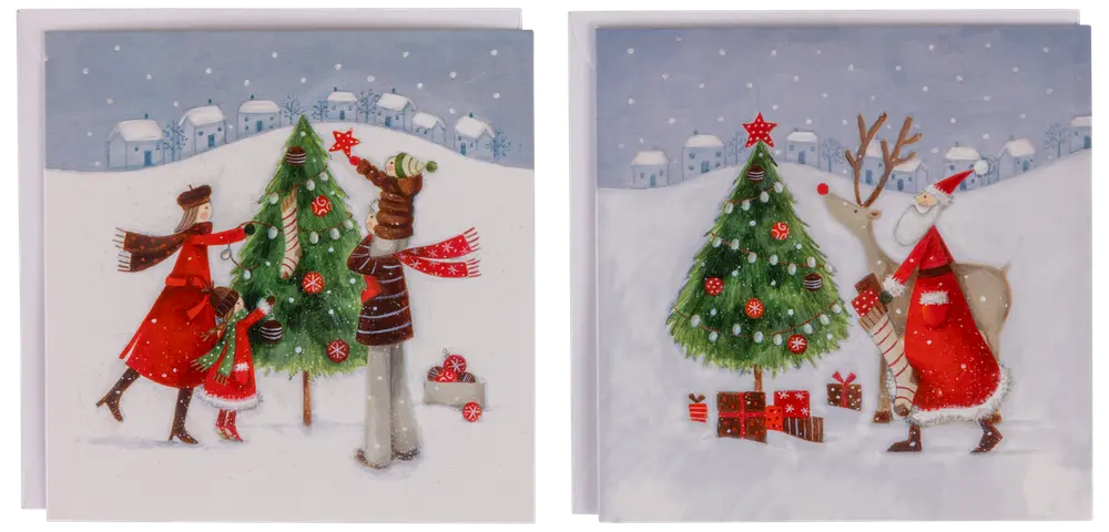 Två tallrikar med jultema, dekorerade med vinterscener av pyntade granar, familjer, tomte och ren i snöigt landskap. Perfekta för juldukning eller dekoration.