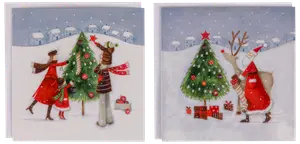Två tallrikar med jultema, dekorerade med vinterscener av pyntade granar, familjer, tomte och ren i snöigt landskap. Perfekta för juldukning eller dekoration.