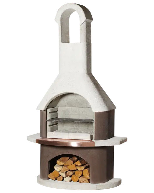 Udendørs muret grill med skorsten, buet ildkammer, metalrist, brændeopbevaring nedenunder og sidehylder. Fremstillet af beton og metal til træ eller kulgrillning.